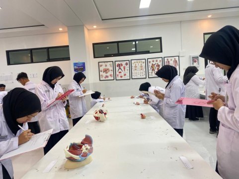 Mahasiswa FK UM Metro Ikuti Ujian Praktikum Anatomi Blok 5 Sistem Genitourinaria dan Reproduksi